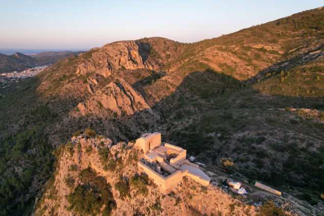 Imagen: El castillo de Pedreguer sobre los acantilados del peñón del Ocaive