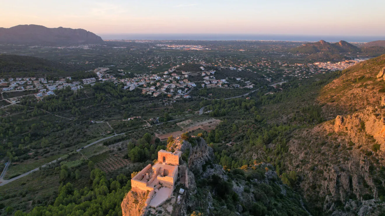 El castillo del Ocaive sobre el peñón de la Muntanya Gran de Pedreguer
