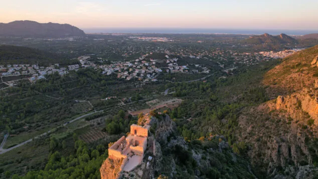 el castillo del ocaive sobre el penon de la muntanya gran de pedreguer
