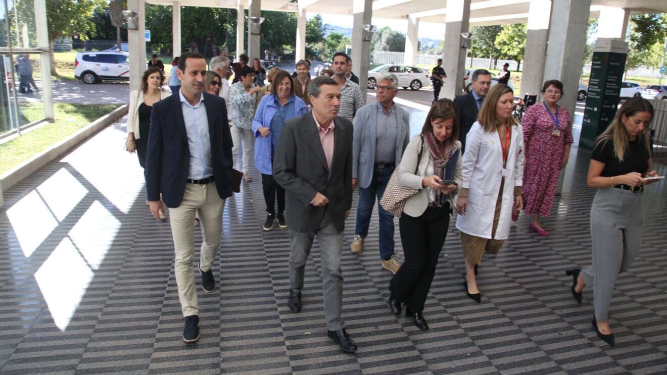 El conseller de Sanidad, Marciano Gómez, acompañado por los representantes del PP de la Marina Alta