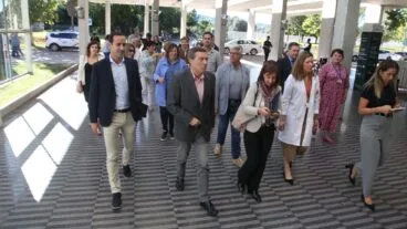 el conseller de sanidad marciano gomez acompanado por los representantes del pp de la marina alta