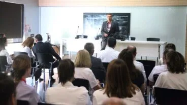 el conseller de sanidad marciano gomez en la reunion con el hospital de denia