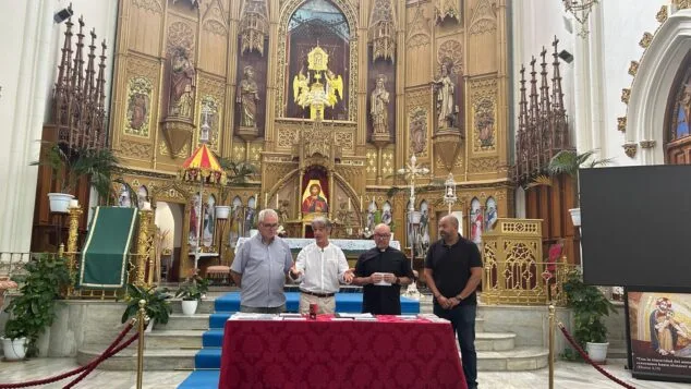 Imagen: El director de Correus de Benissa; el president de la Filatèlia a Benissa, el retor de Benissa, i Jorge Ivars, regidor de Turisme de Benissa