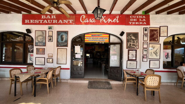 Imagen: Entrada del restaurante Ca Pinet, en Alcalalí