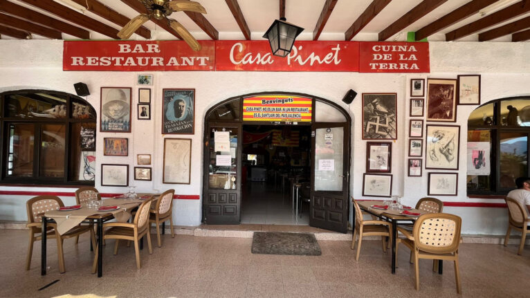 Entrada del restaurante Ca Pinet, en Alcalalí