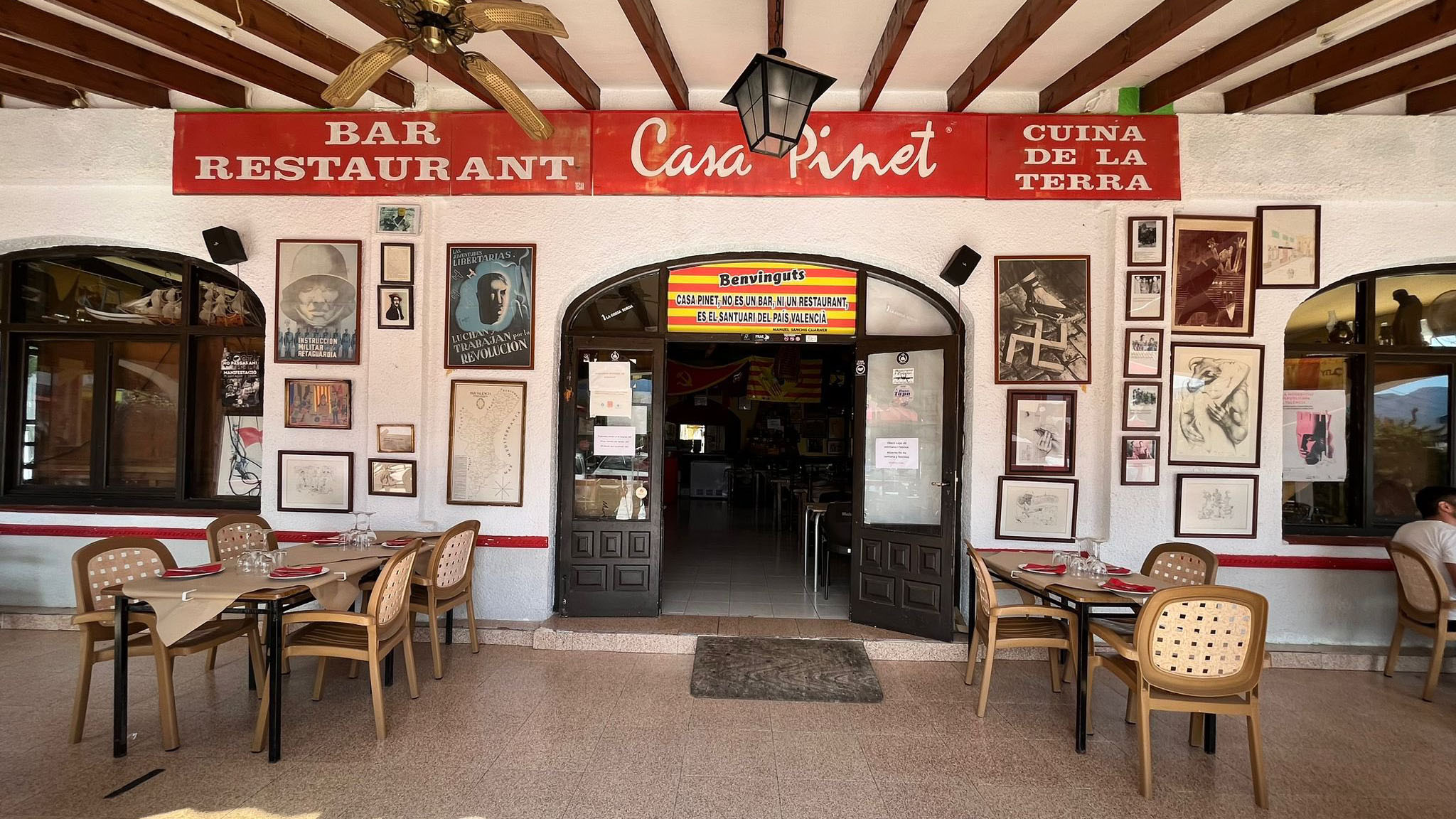 entrada del restaurante ca pinet en alcalali