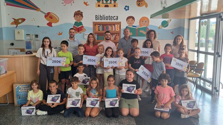 Entrega de premios en el CEIP Sanchis Guarner por participar en la campaña 'Ondara, una història de comerç'