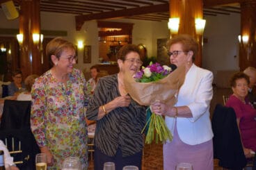 Entrega del ramo de flores a Tonica Marqués, la socia de mayor edad de la Asociación de Pensionistas y Jubilados Benitatxell
