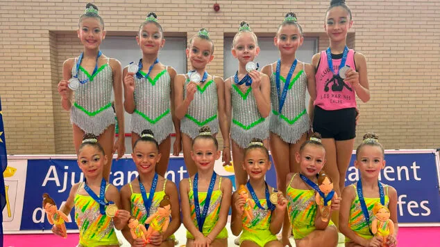 El Club Gimnasia Les Marines de Calp brilla en la fase provincial del campeonato de España base de conjuntos 1 Imagen: Equipo alevín y prebenjamín del Club Les Marines de Calp en Almusafes