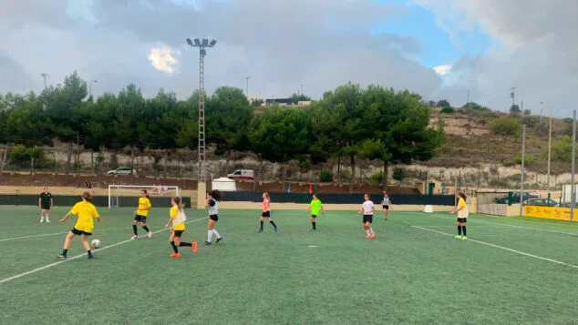 Imagen: Equipo de fútbol femenino de Benitatxell