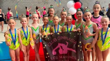 gimnastas del cg les marines con sus medallas