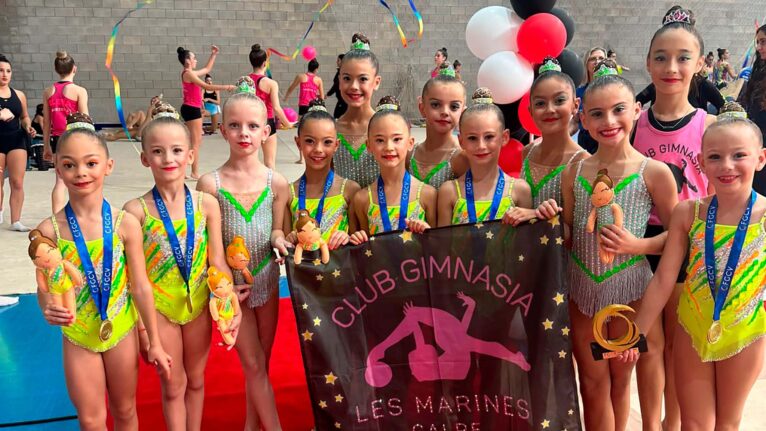 Gimnastas del CG Les Marines con sus medallas