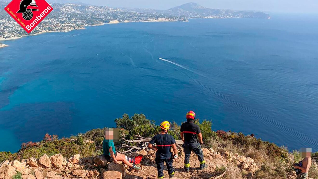 Grupo de Rescate de Bomberos en el peñón de Ifach junto a la mujer accidentada