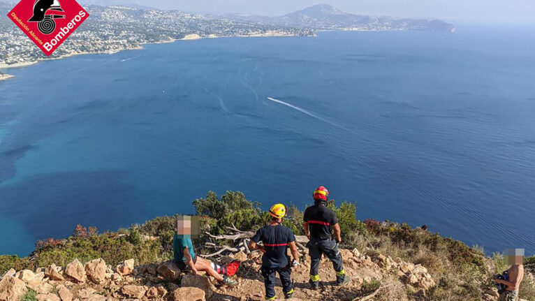 Grupo de Rescate de Bomberos en el peñón de Ifach junto a la mujer accidentada