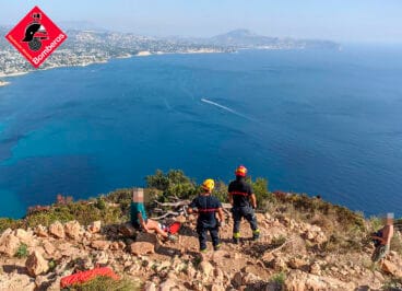 Grupo de Rescate en el peñón de Ifach junto a la mujer accidentada