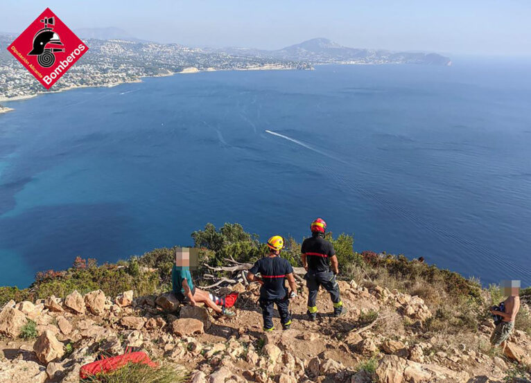 Grupo de Rescate en el peñón de Ifach junto a la mujer accidentada