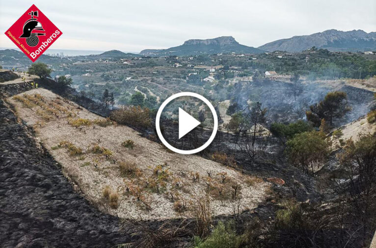 Incendio en el camí Serrallonga con Beníver, Benissa (vídeo)