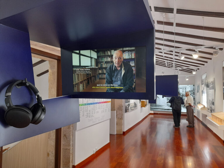 Joan Josep Cardona, cronista oficial de Benissa, en las pantallas informativas del Centre d'Interpretació benisser