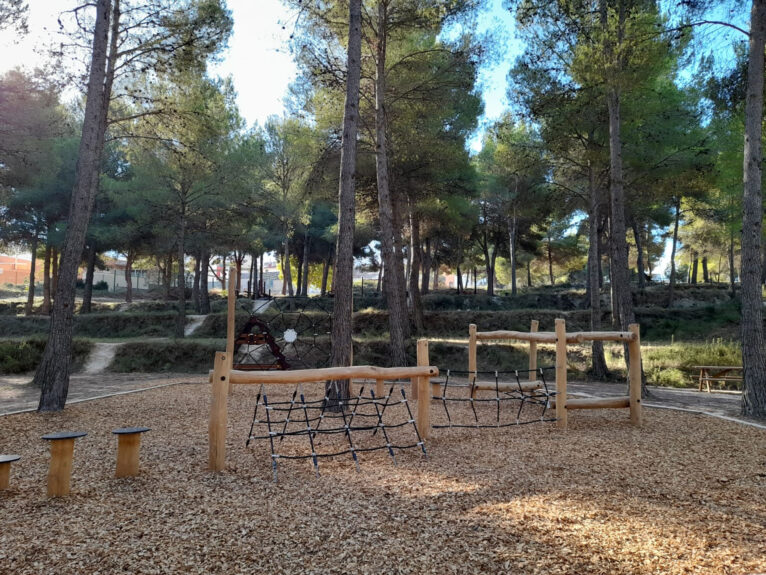 Juegos infantiles del refugio climático de Teulada elaborados con madera de robinia