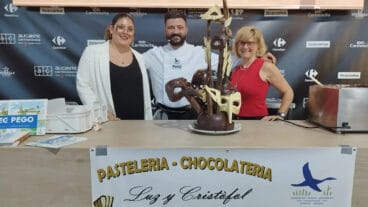 la concejala de fiestas de pego anna llopis junto a la pasteleria luz i cristofol