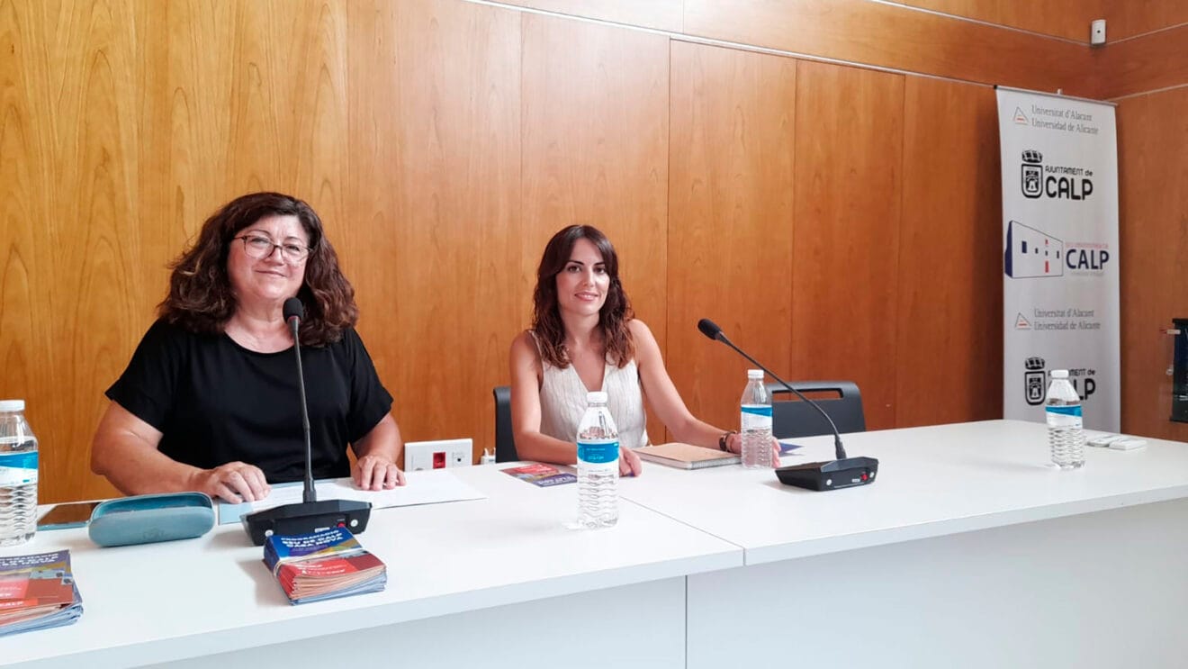 La directora de la Seu Universitària de Calp, Feliciana Sala, y la concejala de la sede, Mariola Mulet, en la presentación de actividades en Casa Nova
