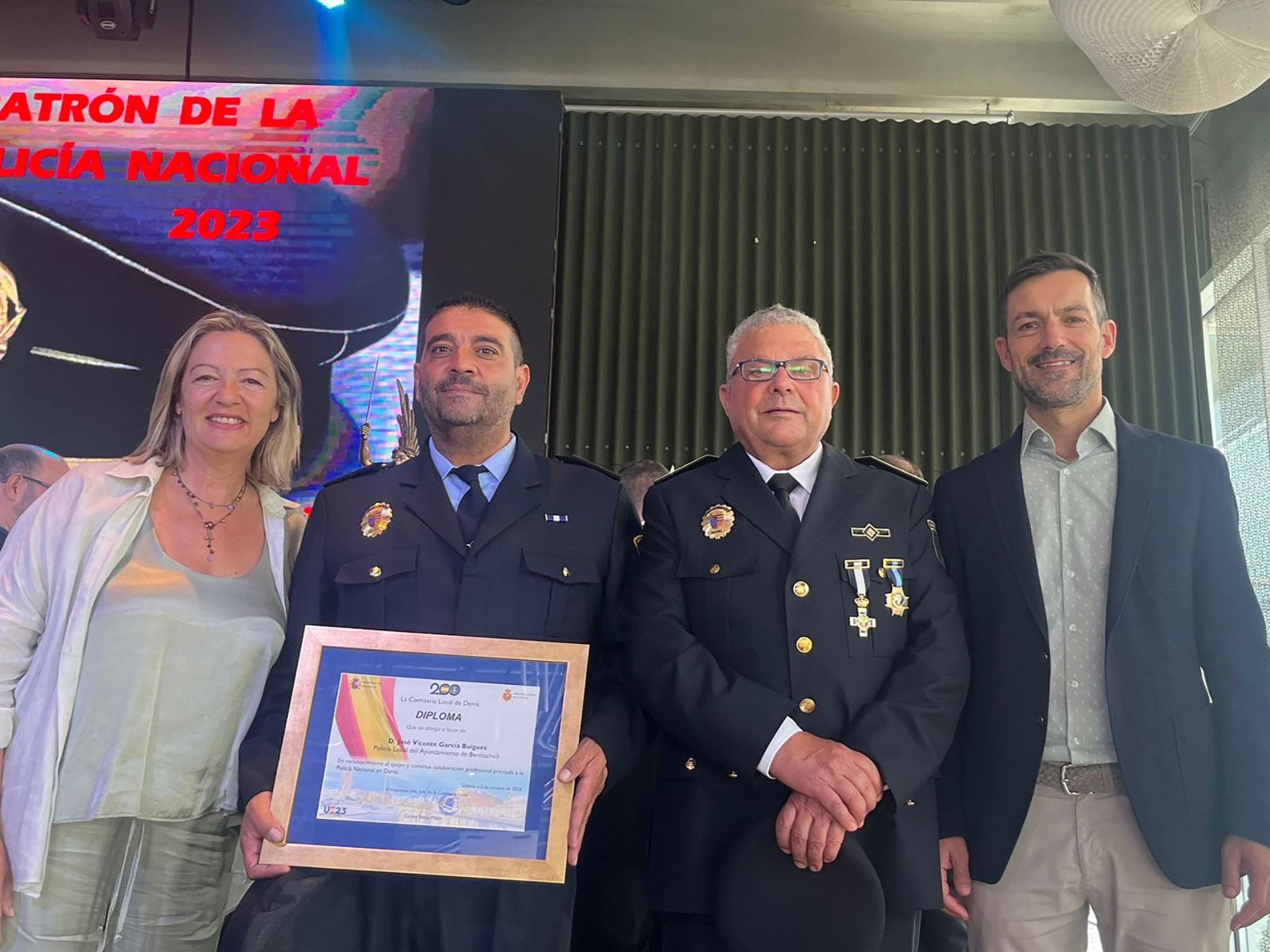 la policia nacional de denia reconoce a un agente de benitatxell por su destacada colaboracion en una intervencion policial