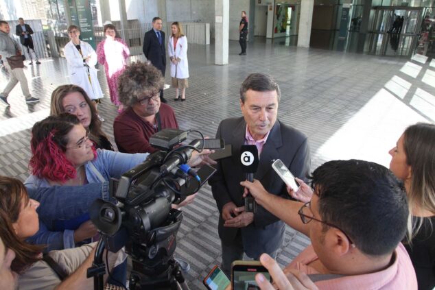 Imagen: Marciano Gómez, conseller de Sanidad, a las puertas del Hospital de Dénia