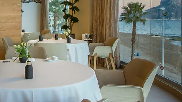 mesas del abiss de calp con vistas al penon de ifach