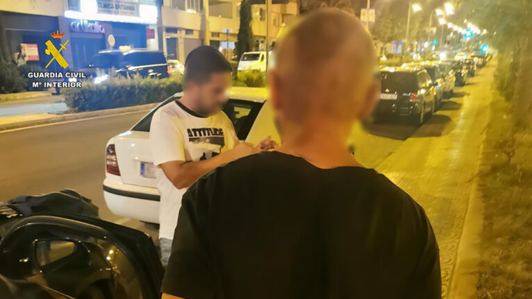 Momento de la detención del hombre por robar coches en Calp