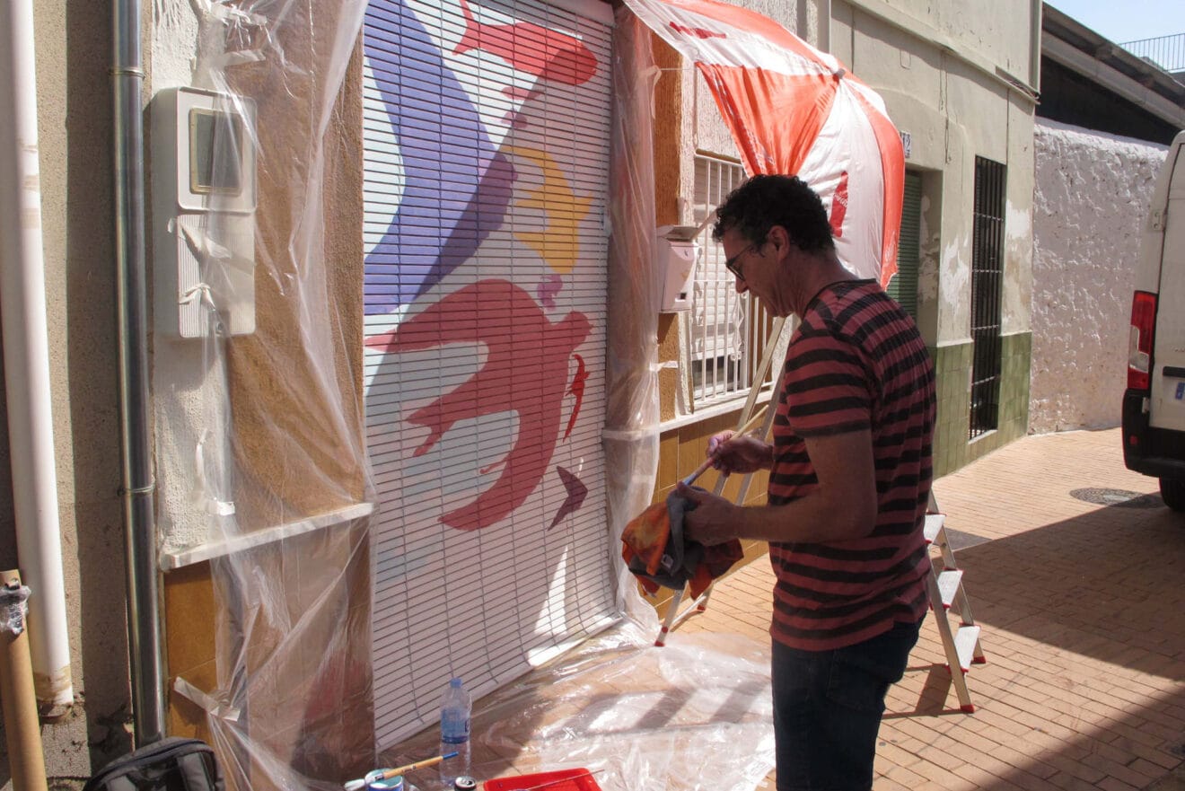 Persiana de una casa de la plaça del Castell de Els Poblets convertida en arte