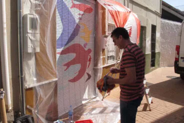 Persiana de una casa de la plaça del Castell de Els Poblets convertida en arte