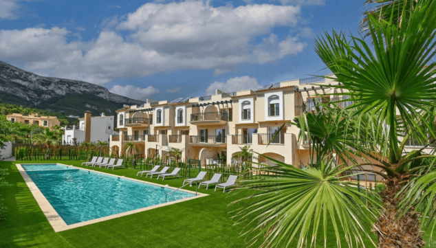 piscina comunitaria donde el color turquesa de la piscina se convierte en protagonista