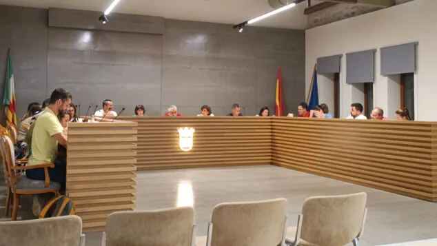 Imagen: Pleno en el Ayuntamiento de Pego en octubre de 2023