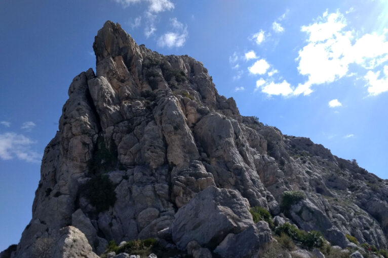 Roca del Cavall Verde desde abajo