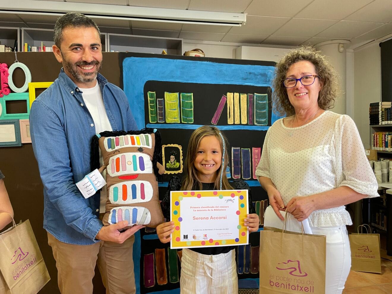 Serena Accorsi, ganadora de la mascota de la Biblioteca de Benitatxell