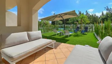 Terraza cubierta para disfrutar de las vistas de la piscina en lugar cómodo