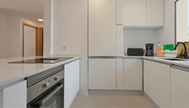 una cocina con todo el equipamiento que necesitas