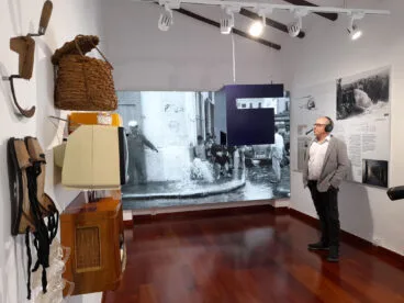 visitante en el centre dinterpretacio museu de la ciutat de benissa en la sala de consell