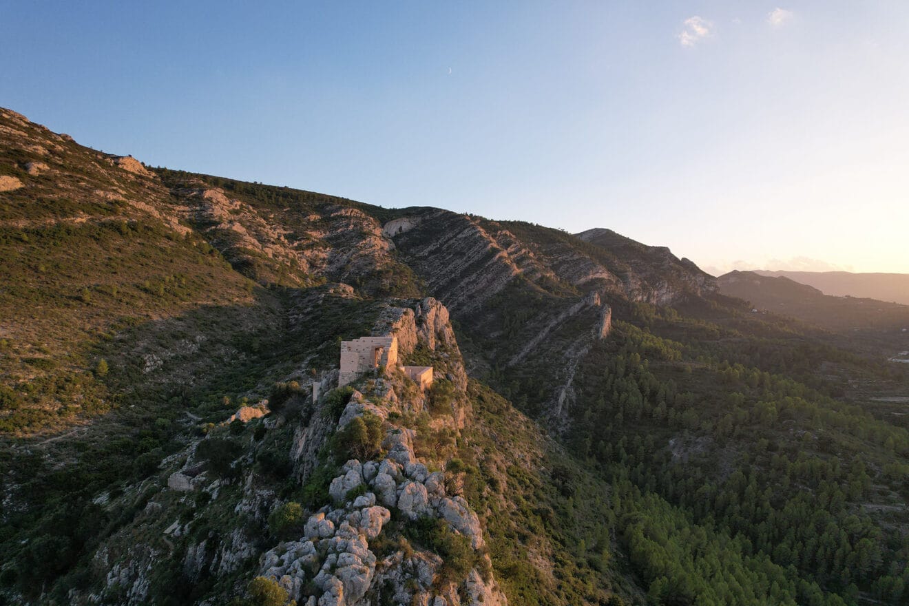 Vista de la torre mayor del castillo sobre el peñón del Ocaive