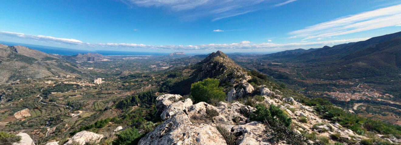 Vistas del Cavall Verd hasta el mar desde la Serra del Penyó en la Vall de Laguar