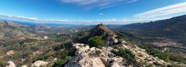 Vistas del Cavall Verd hasta el mar desde la Serra del Penyó en la Vall de Laguar