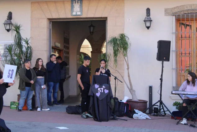 Ondara alza la voz en repulsa a las violencias machistas con una performance del alumnado del IES Xebic 3 Imagen: Alumnos del IES Xebic de Ondara durante la conmemoración del 25N