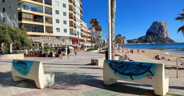Imagen: Bancos del paseo de Calp pintados por Lola Extremadouro