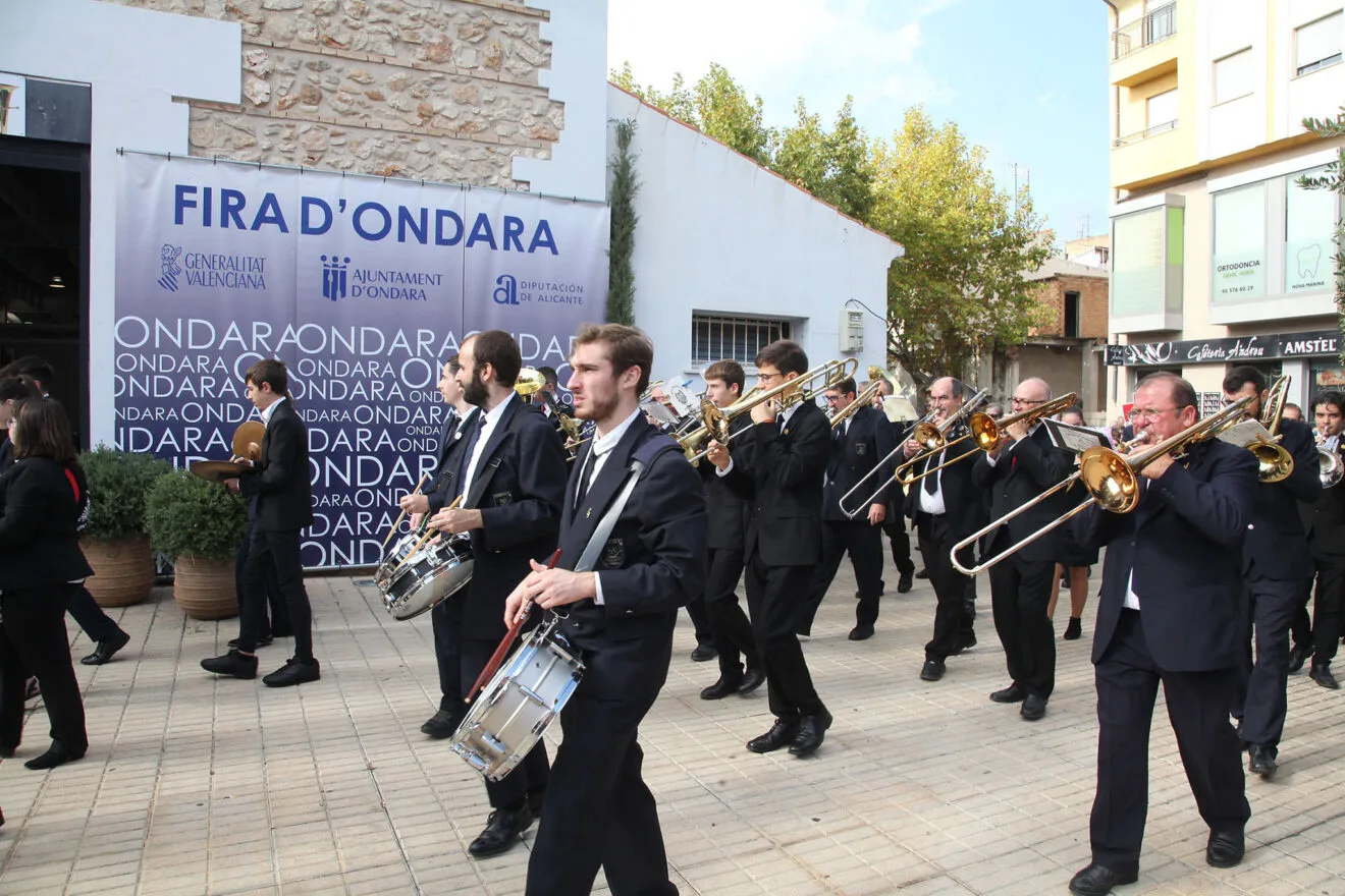 Banda de música fuera del edificio del Prado en la feria de Ondara