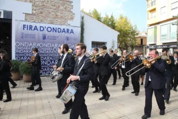 Banda de música fuera del edificio del Prado en la feria de Ondara