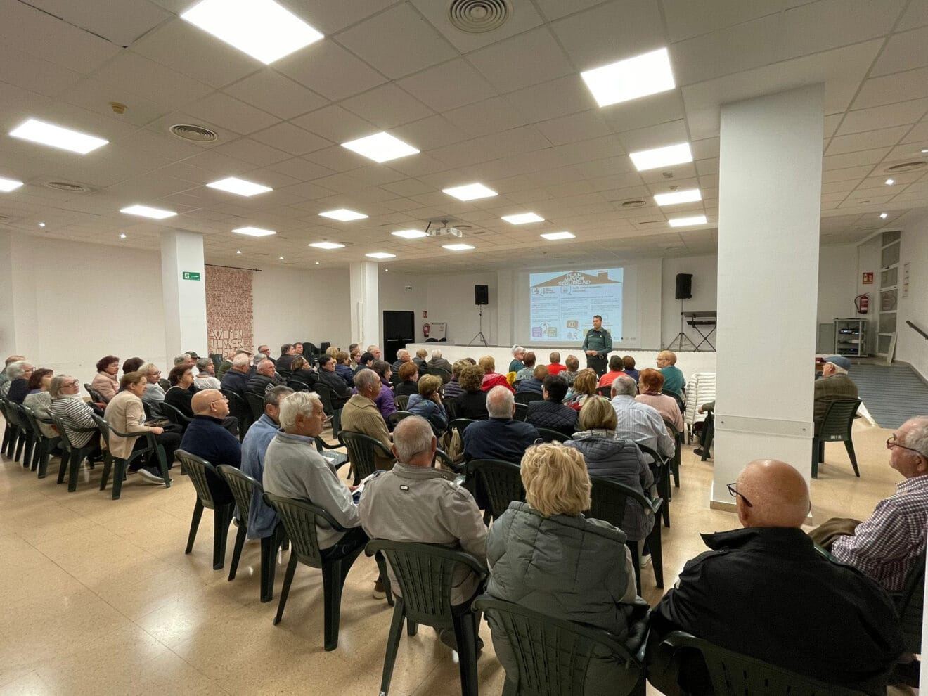 Charla Plan Mayor Seguridad de Gata de Gorgos con la Guardia Civil - Ajuntament de Gata de Gorgos