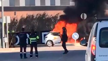 Coche ardiendo en el centro comercial de Ondara