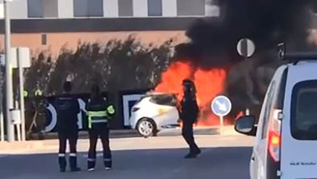 Imagen: Coche ardiendo en el centro comercial de Ondara