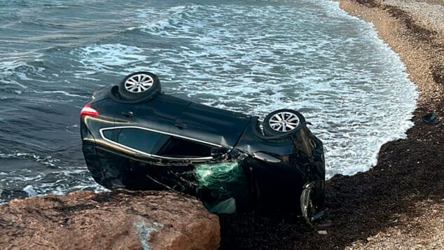 coche precipitado a la orilla de la cala les platgetes de moraira