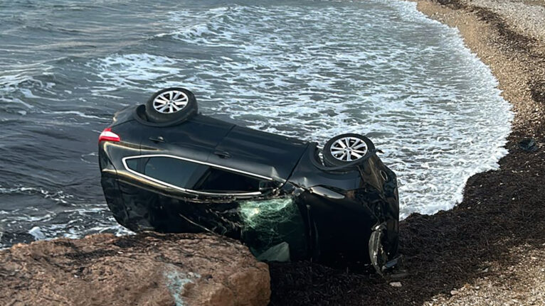 Coche precipitado a la orilla de la cala Les Platgetes de Moraira